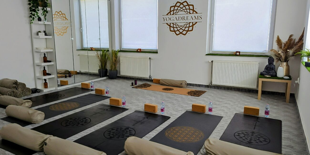 A pilisvörösvári Yoga Dreams Studio jógaórára előkészített terme.