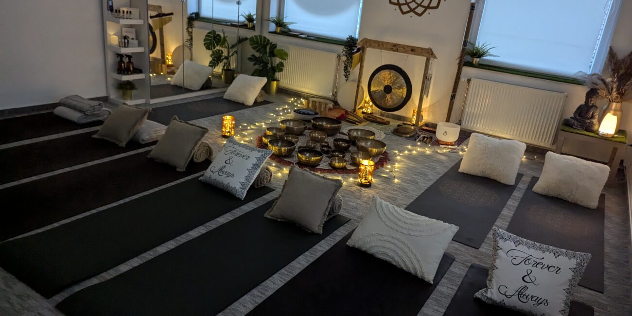 A pilisvörösvári Yoga Dreams Studio hangulatosan berendezett, hangfürdőre előkészített terme.