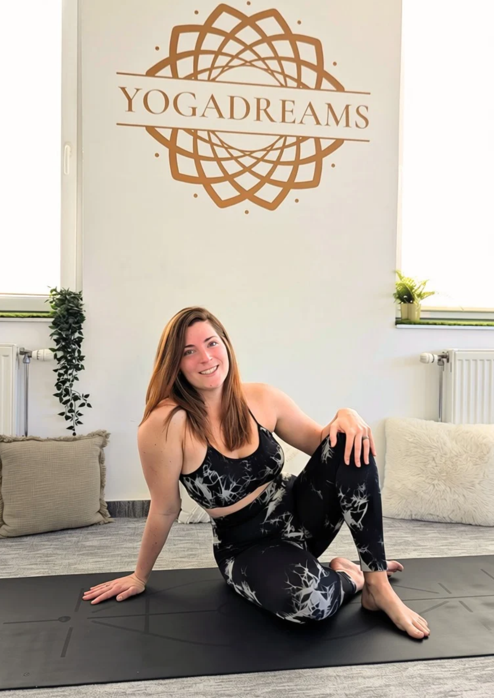 Sáfrány Dóri jógaoktató a pilisvörösvári Yoga Dreams Studio termében